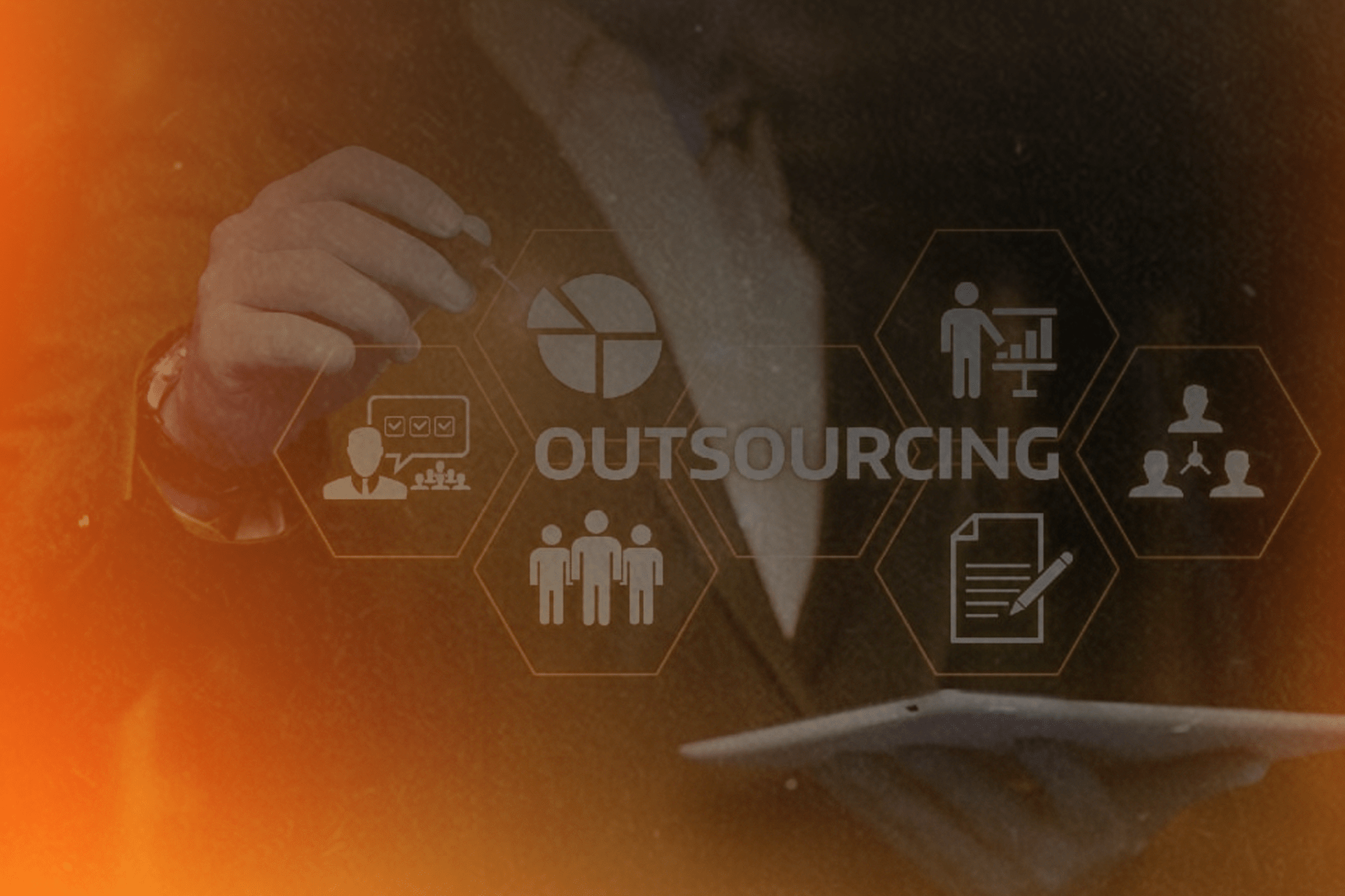 O que é e quais as vantagens e desvantagens do outsourcing?